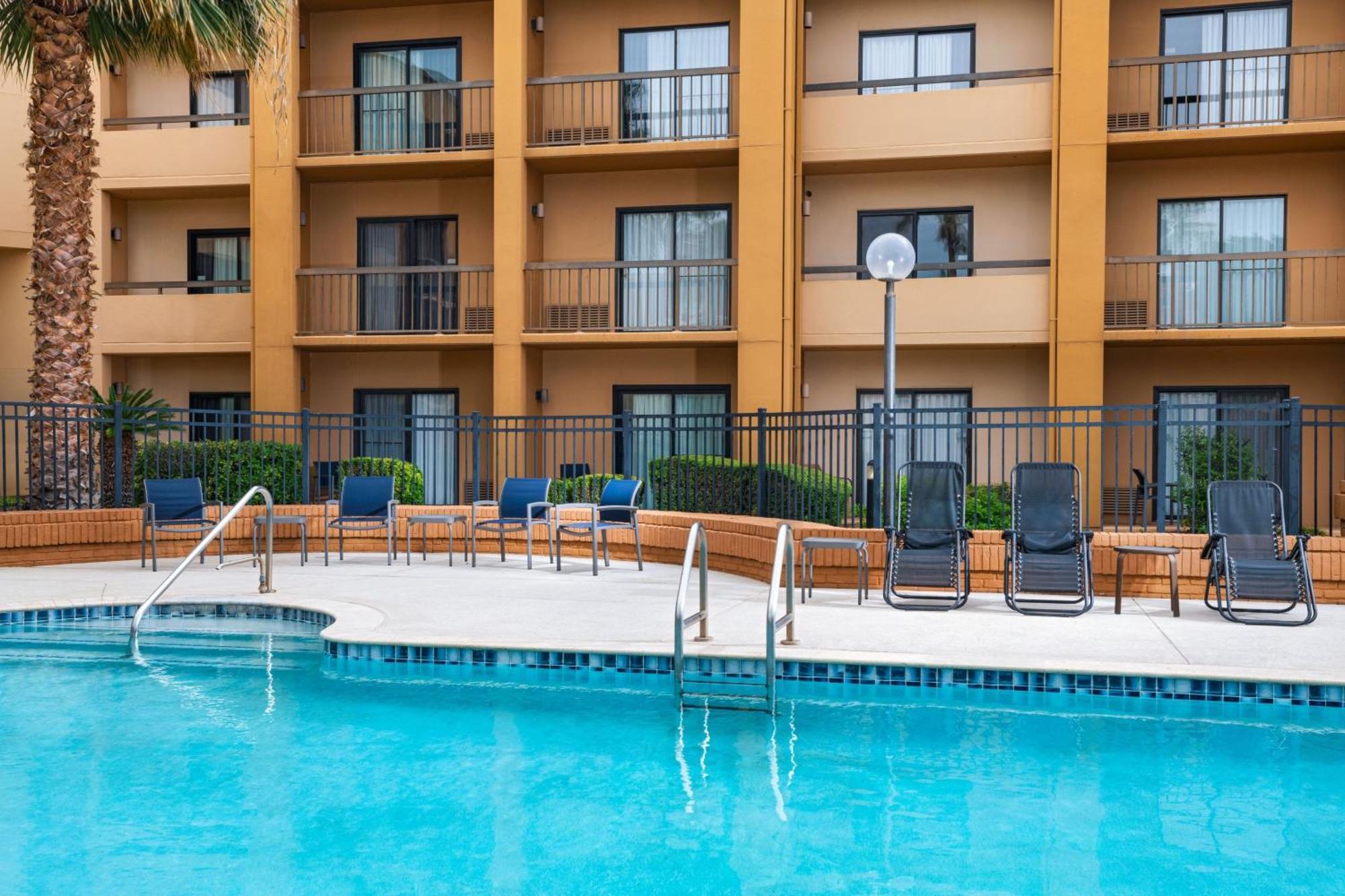 Hotel Courtyard By Marriott San Antonio Airport Extérieur photo